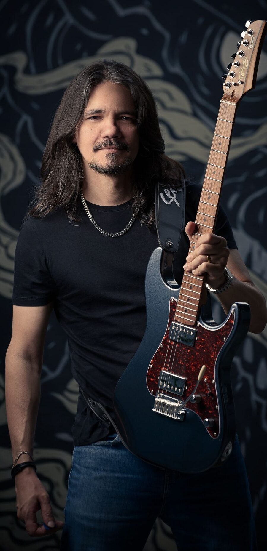 Ozielzinho é guitarrista e produtor de Cursos On-line desde 2014, com mais de 40 mil alunos somados nas plataformas Eduzz e Hotmart.. Ozielzinho é guitarrista profissional e referência no ensino online de guitarra no Brasil. Com mais de 140 milhões de visualizações no YouTube e uma comunidade fiel de mais de 700 mil inscritos, ele foi um dos primeiros a levar o ensino de guitarra para a internet de forma clara, prática e motivadora. É artista da Seizi Guitars desde 2013, Elixir Strings, Zoom Effects, Seymour Duncan Brasil, Santo Angelo. Ozielzinho combina técnica de alto nível com uma didática acessível, ajudando milhares de alunos a destravarem sua evolução e se tornarem guitarristas mais completos — diretamente de casa. Venha também fazer parte desse time